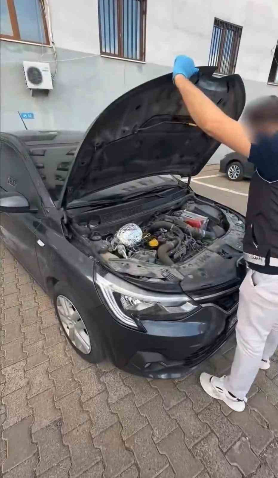 Bingöl'de Araç Motorunda Esrar Bulundu: Üç Şüpheli Tutuklandı