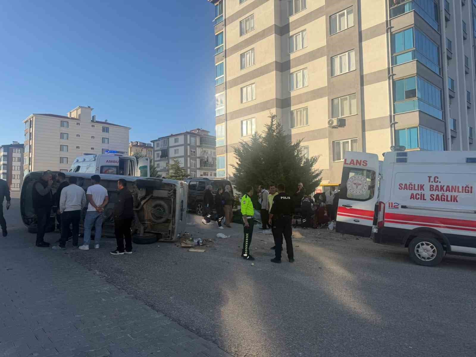 Eskişehir’de Minibüs ve Otomobil Çarpıştı: Beş Kişi Yaralandı