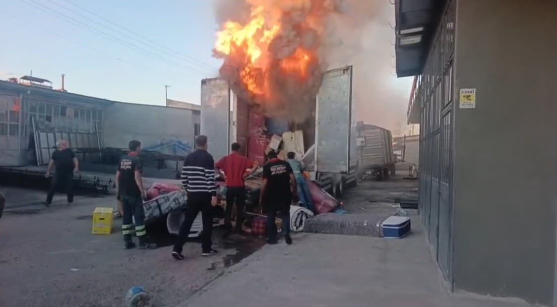 Kars Sanayi Sitesi'nde Nakliye Kamyonu Yangını: Ev Eşyaları Tahrip Oldu