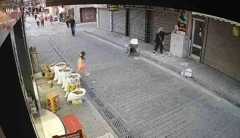 Unutulan Gümüş Poşeti Kimliği Belirsiz Bir Kadın Aldı: Olaylar Kamerada