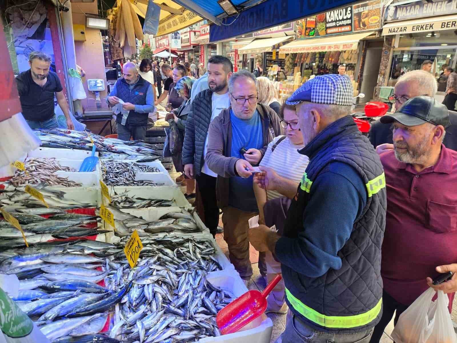 Kiloluk Palamut Fiyatları Düşerken Vatandaş Balık Tezgahlarına Akın Ediyor
