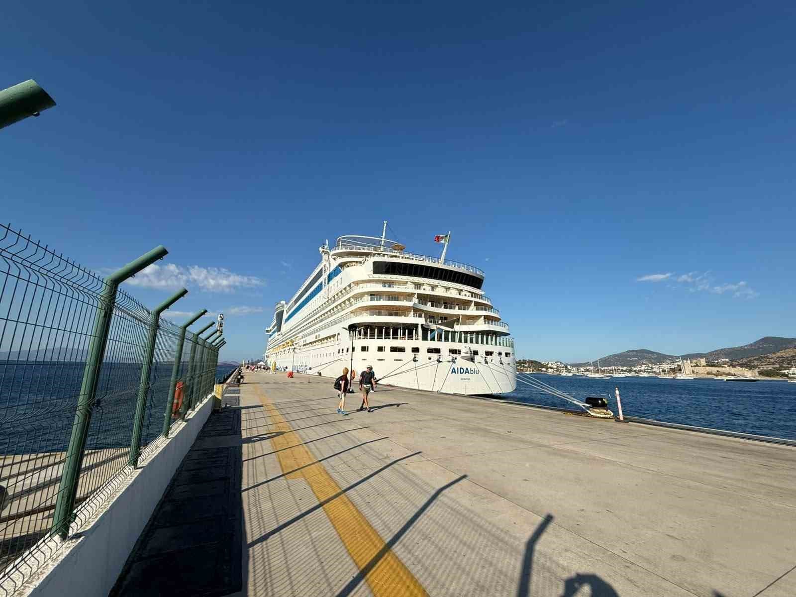 Bodrum'a İtalyan Kruvaziyeri AIDAblu Yolcularıyla Ulaştı