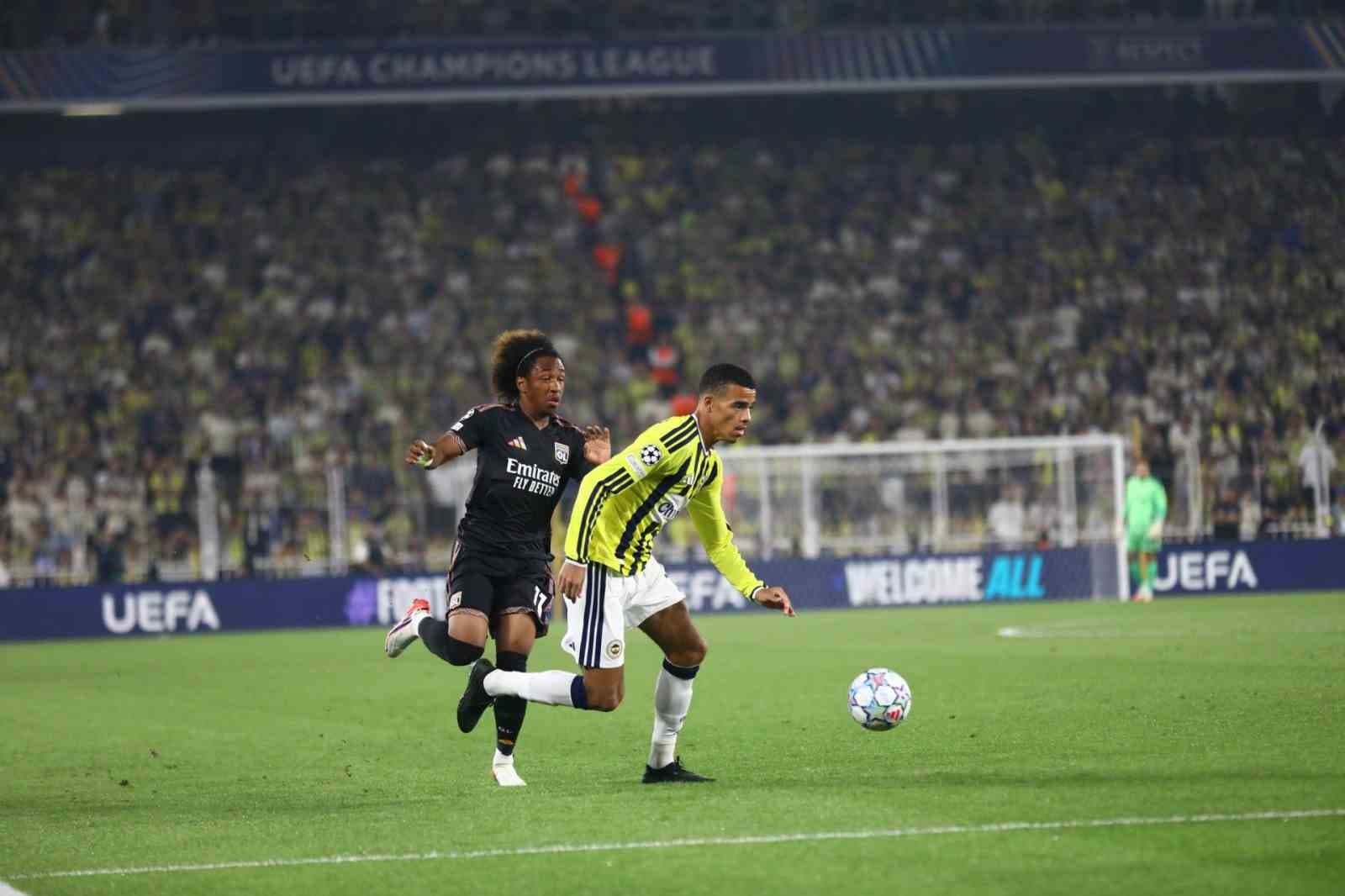 UEFA Şampiyonlar Ligi Play-off: Fenerbahçe ve Olympique Lyon İlk Yarıda 0-1 Geride
