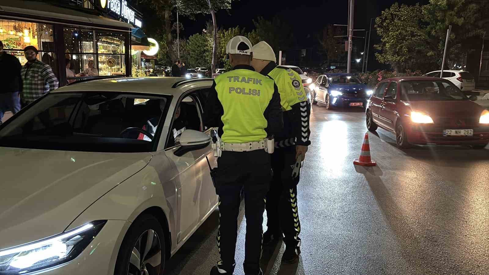 Edirne'de Trafik Kontrolünde Ehliyet Süresi Doldu: Sürücü 'Güzel Bir Doğum Günü Hediyesi Oldu' Dedi