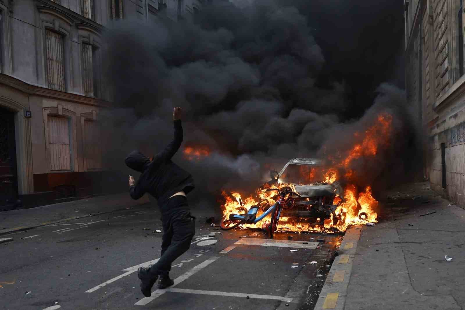 Paris’teki protestolarda 13’ü çocuk 195 kişi gözaltına alındı