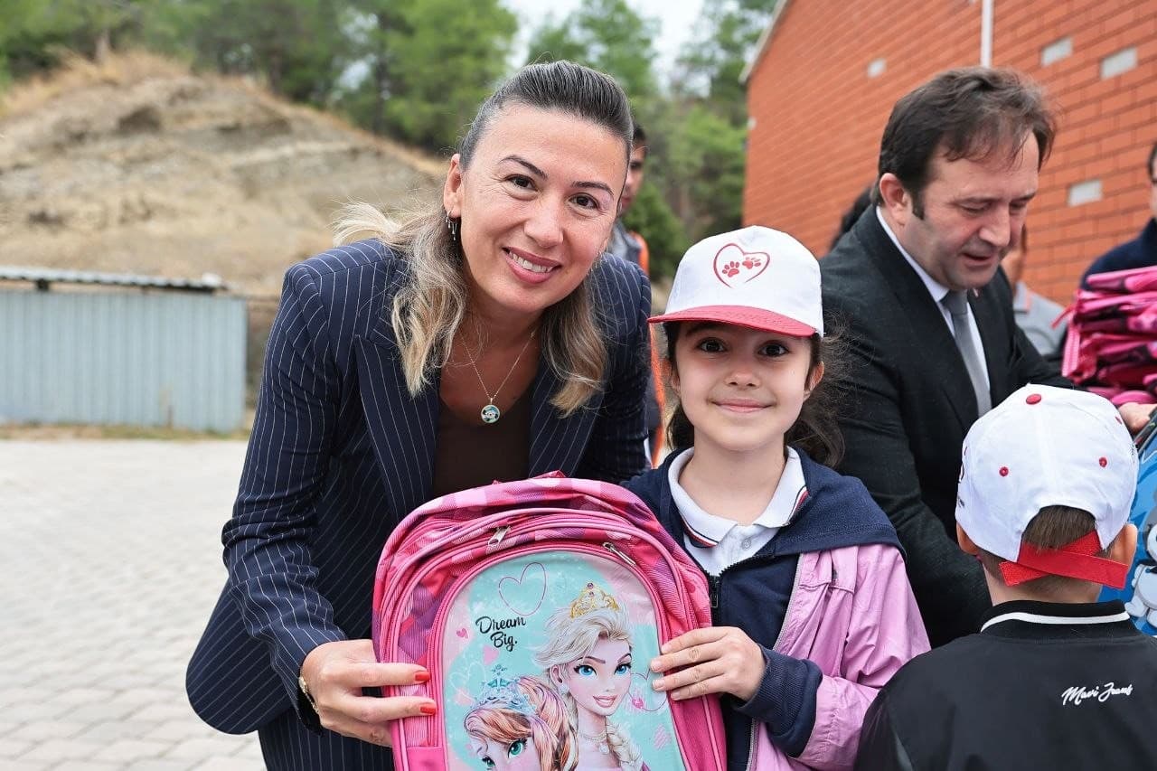 Başkan Çavuşoğlu, Dünya Hayvanları Koruma Günü'nde Sokak Hayvanları Merkezi'ni Ziyaret Etti