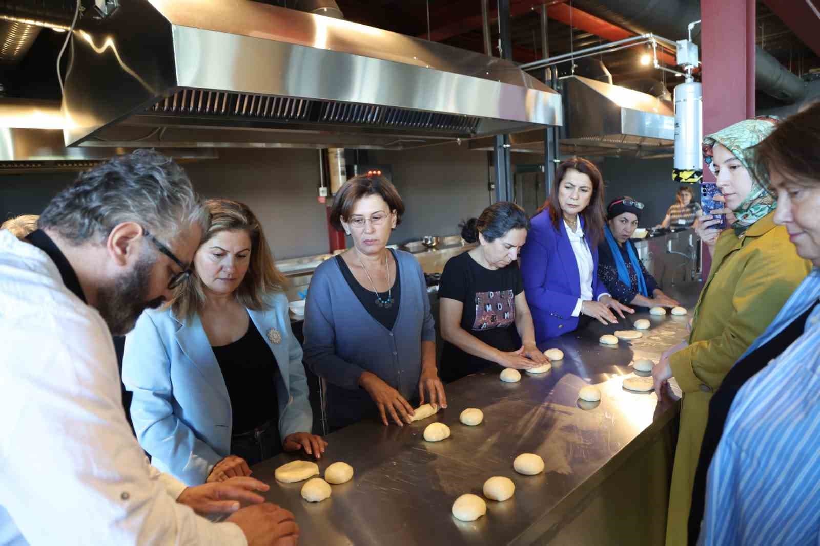 Sennur Sezer'in Eseri Çerçevesinde Gastronomi Atölyesi: Dayanışma ve Tasarruf Kültürü İşlendi