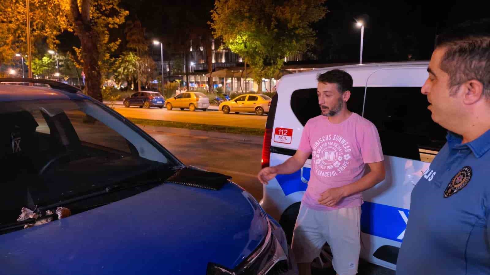 Vatandaş, Araç Kaputundan Bulduğu 30 Bin TL'lik Çantayı Polis Otoritesine Teslim Etti