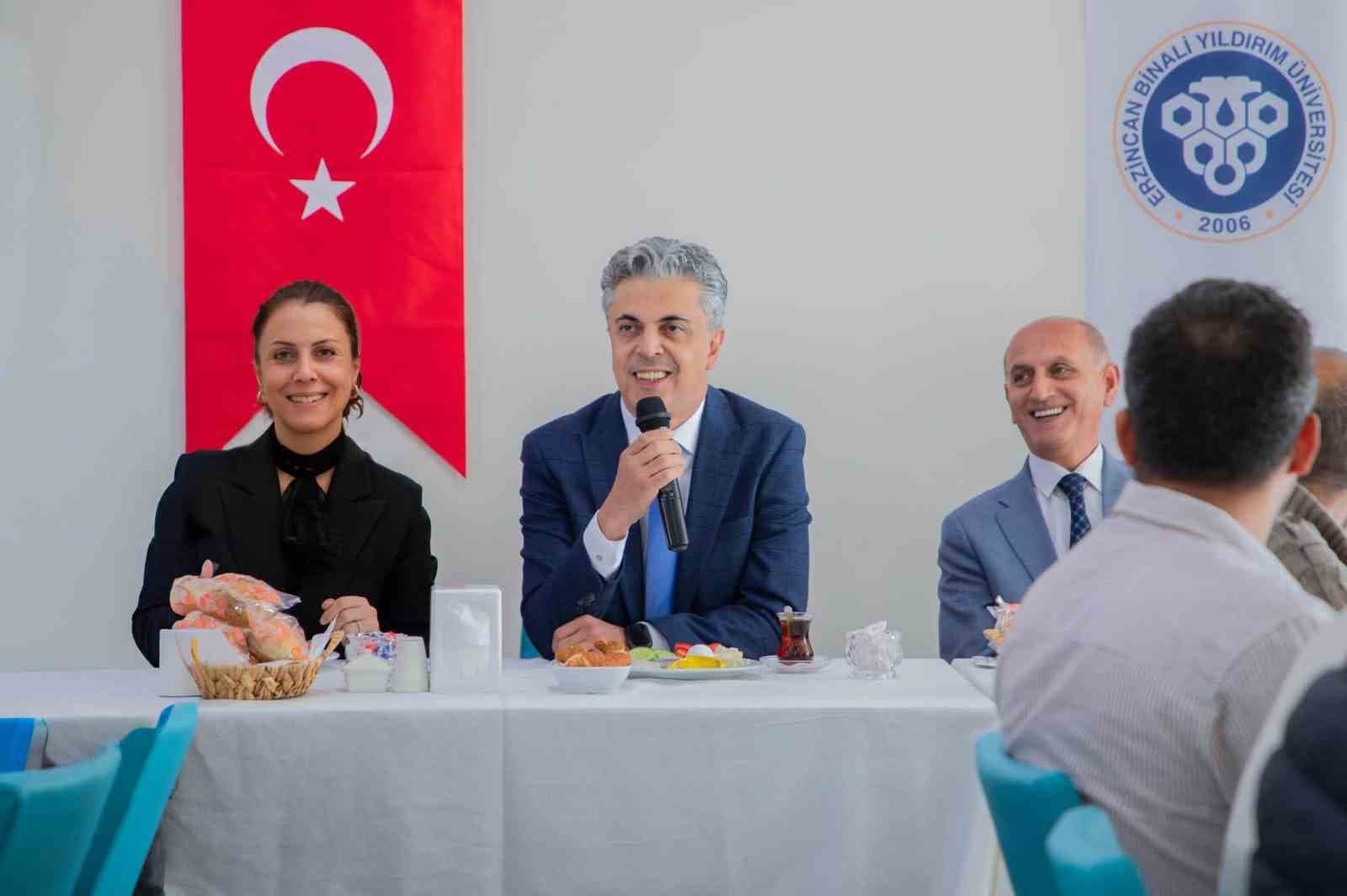Rektör Kuyrukluyıldız, üniversite personeliyle bir araya geldi