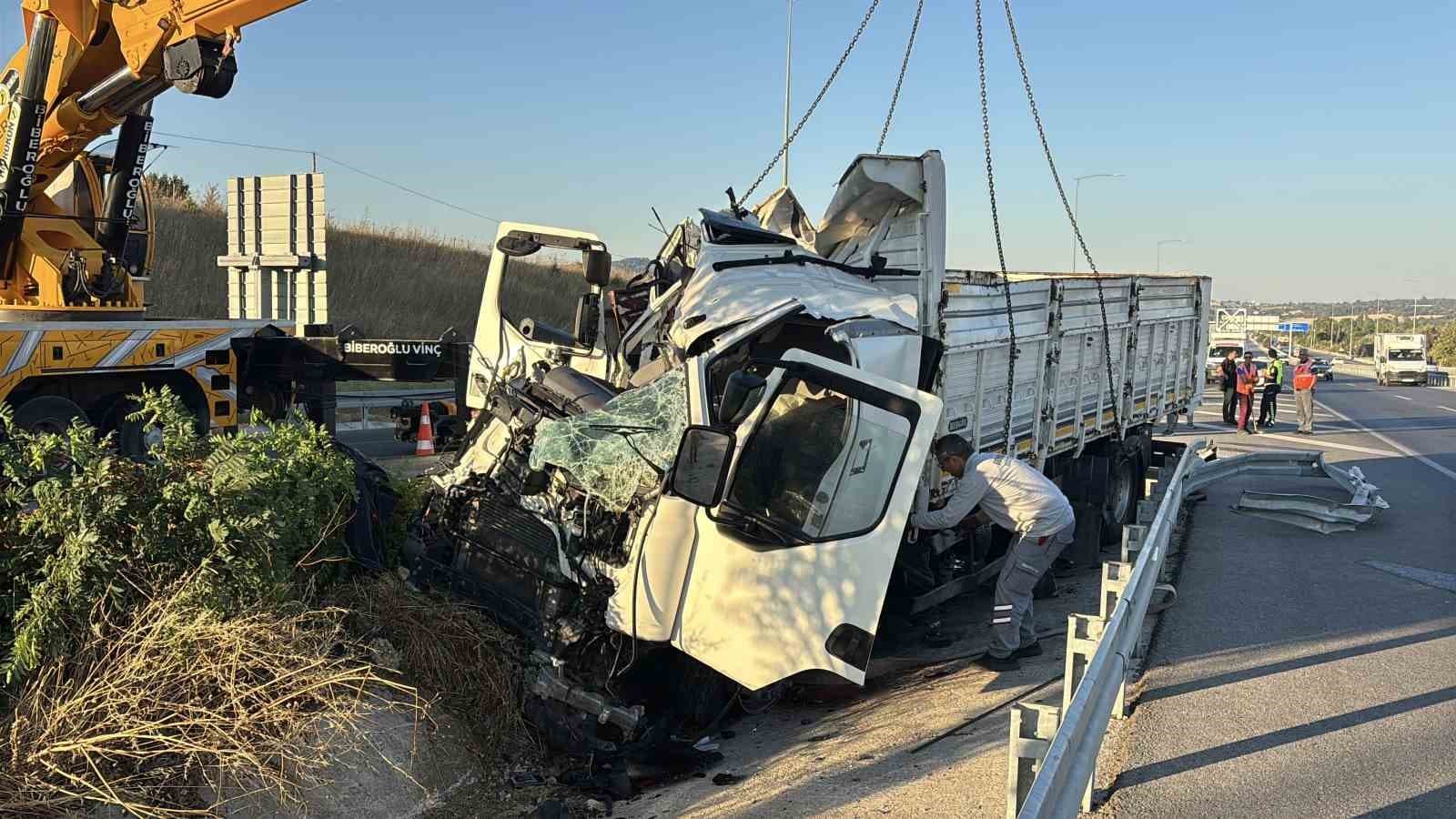 Çanakkale'de Korkutan Kaza: Kamyon Bariyerlere Çarptı, İki Kişi Hayatını Kaybetti