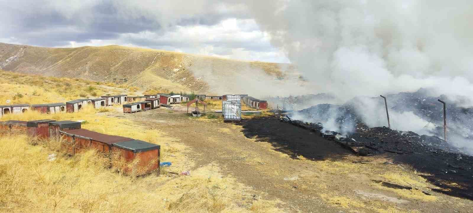 Şarkışla'daki Eski Çöplükte Yangın Çıktı