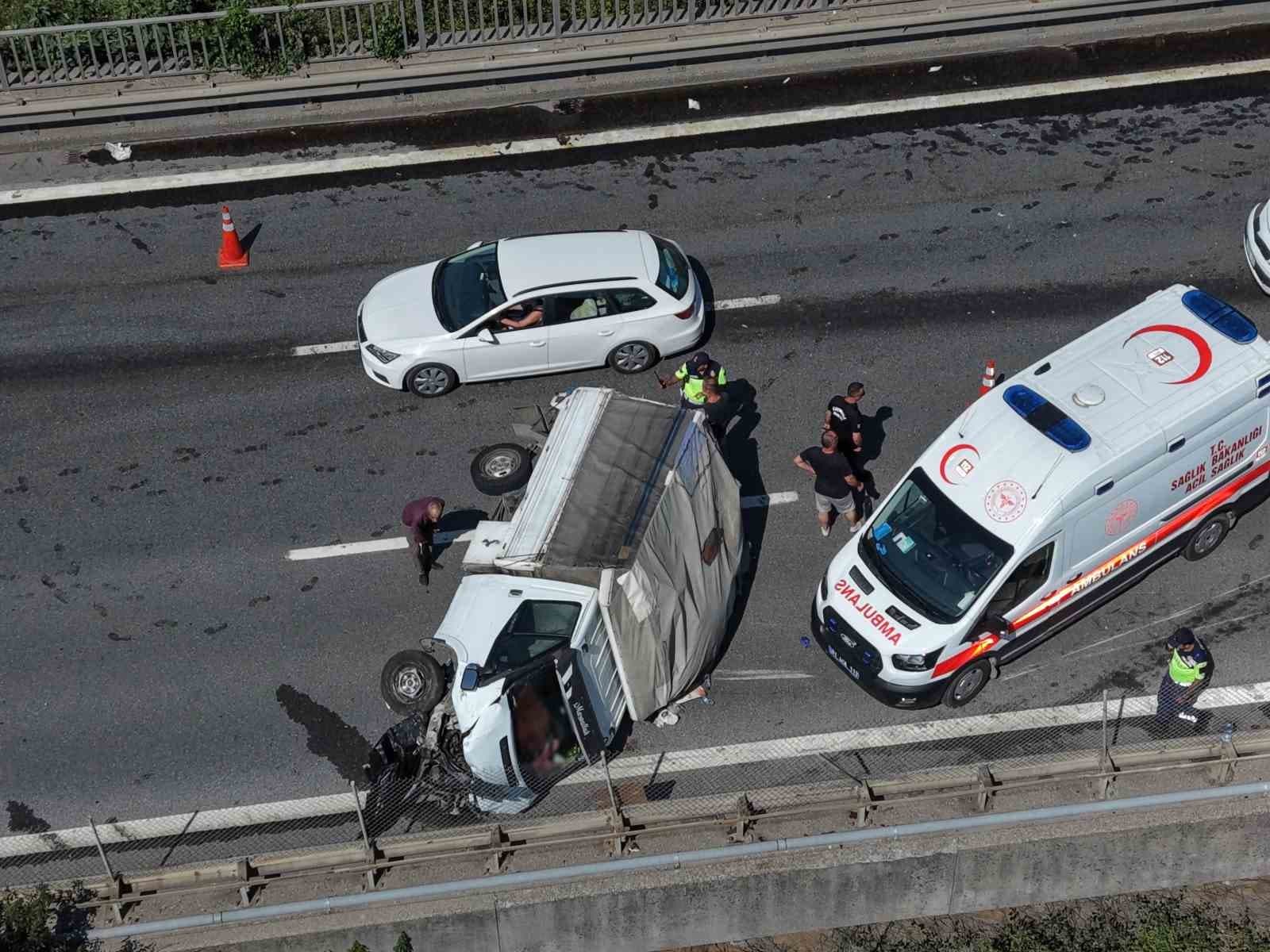 Düzce Otoyolunda Zincirleme Kaza: İki Tır ve Bir Kamyonet Çarpıştı