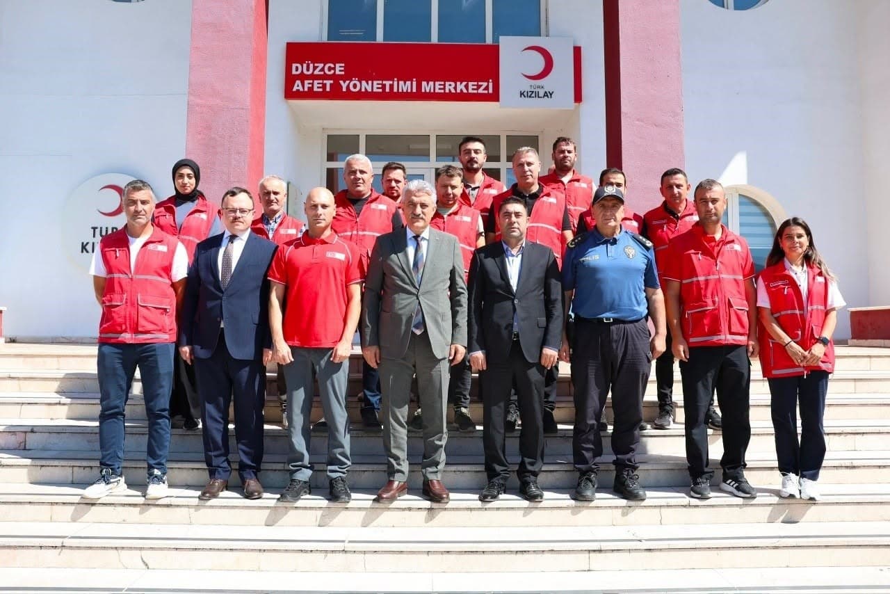 Vali Makas, Kaynaşlı Kızılay Merkezi'nde Afet Hazırlık Süreçlerini Değerlendirdi