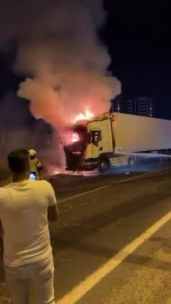 Diyarbakır'da Seyir Halindeki Tırda Yangın Çıktı
