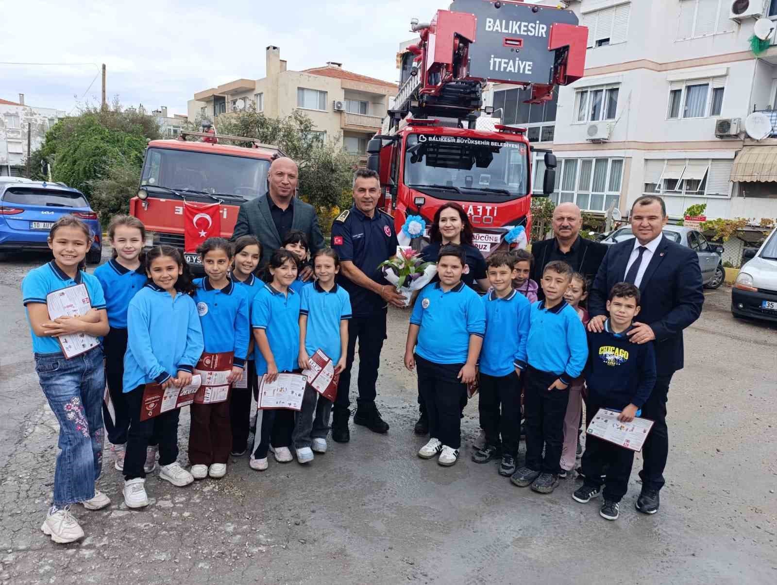 İtfaiye Haftası'nda Bağyüzü İlkokulu Öğrencileri, Ayvalık İtfaiye Grup Amirliği'ni Ziyaret Etti